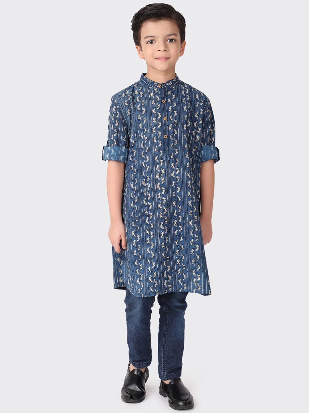 

Fabindia Boys Blue & White Floral Printed Cotton Kurta