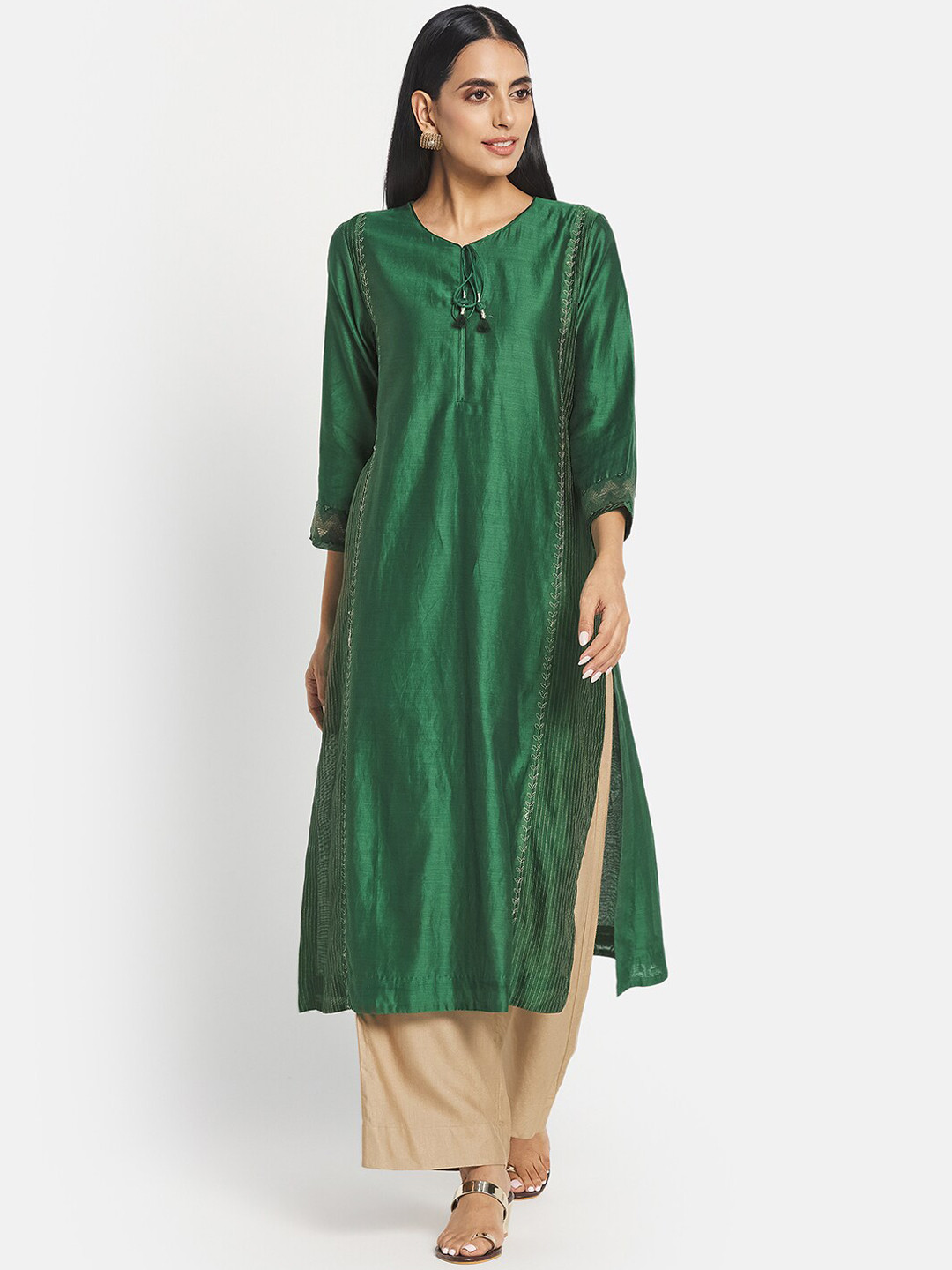 

Fabindia Women Green & Gold-Toned Tie-Up Neck Thread Work Kurta