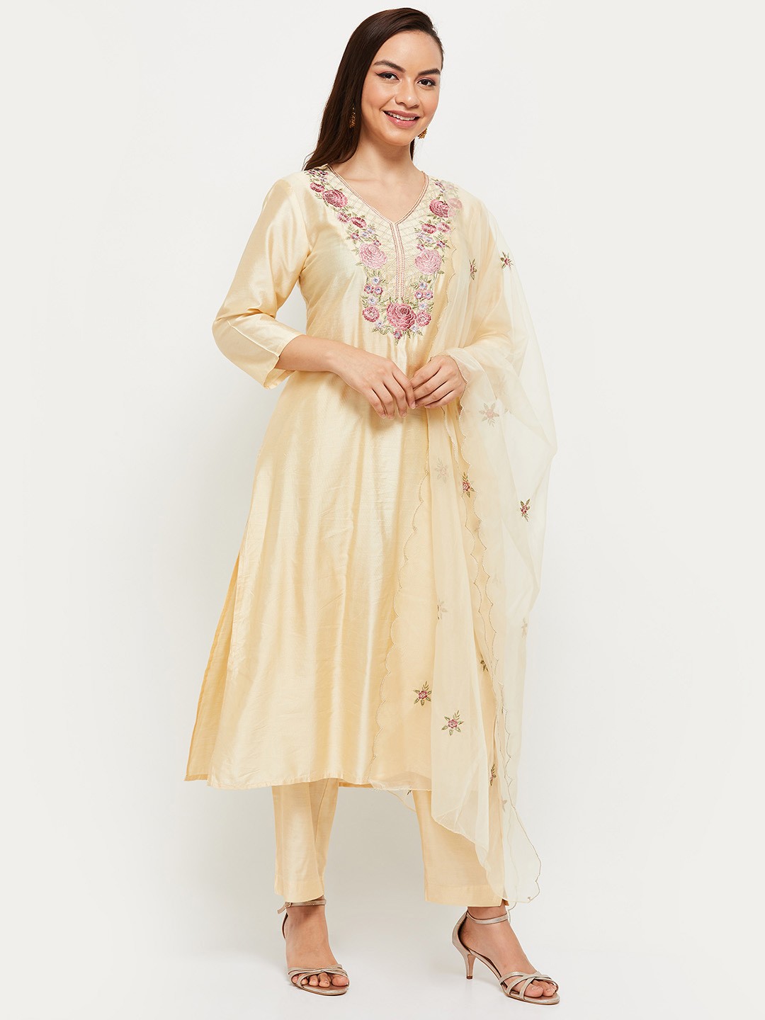 

max Women Off White Floral Embroidered Thread Work Kurta with Trousers