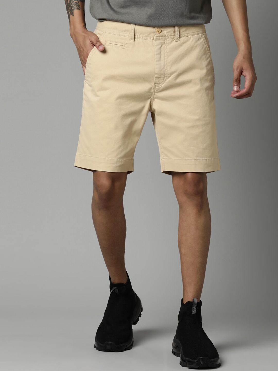 

Breakbounce Men Beige Slim Fit Chino Shorts