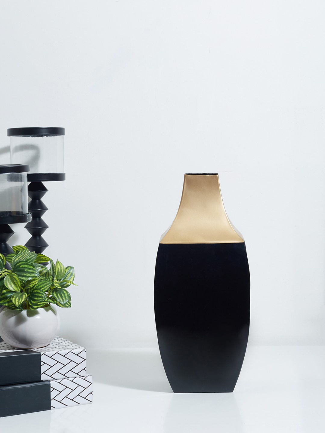 

HomeTown Gold-Toned Solid Modern Sovereign Vases