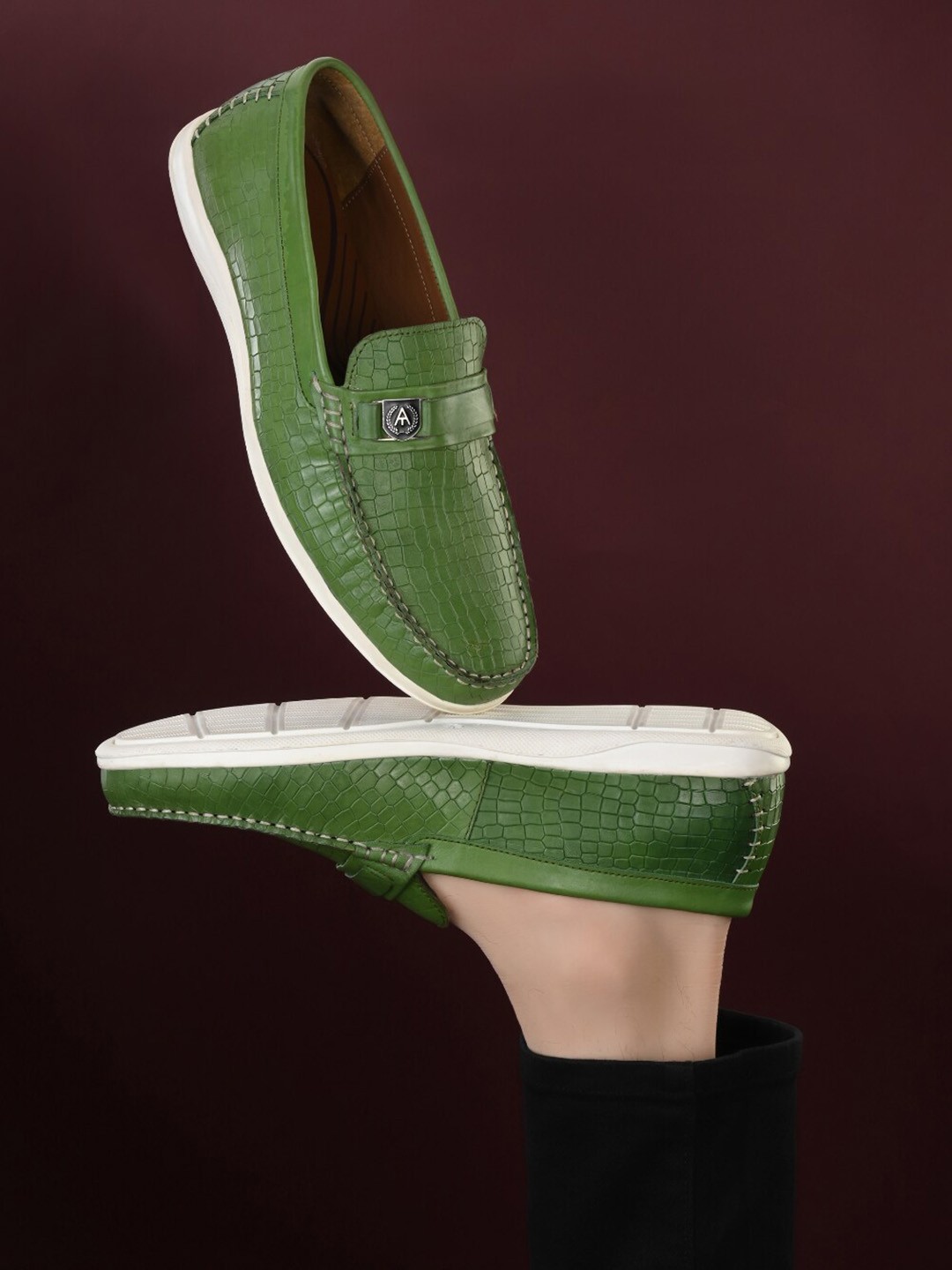 

Alberto Torresi Men Textured Leather Loafers, Green