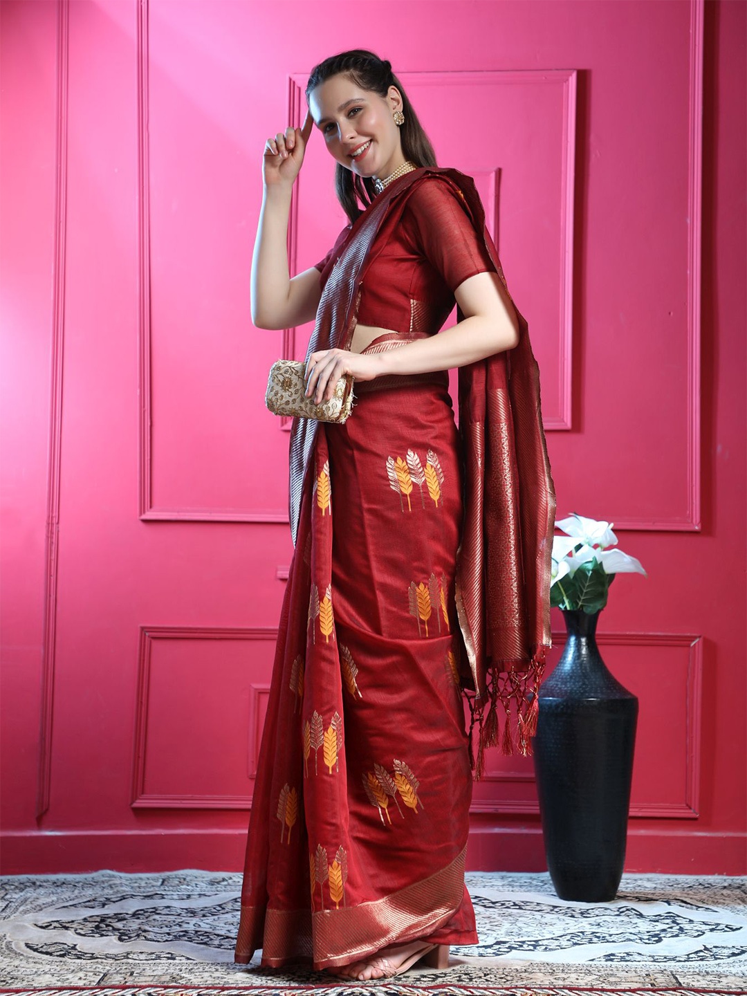 

AVANSHEE Red & Gold-Toned Floral Zari Linen Blend Saree