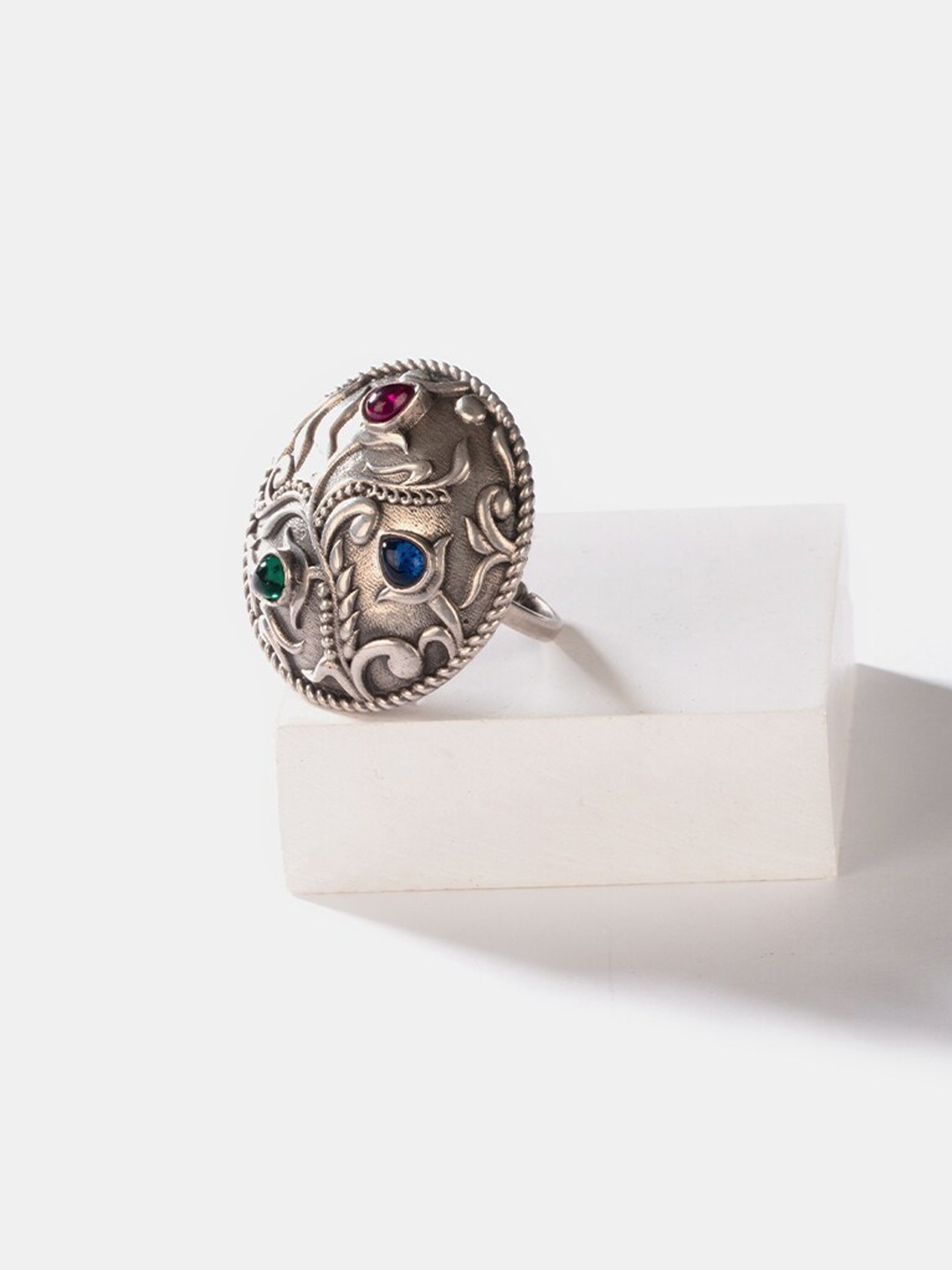 

SHAYA 925 Sterling Silver Silver-Toned Green Stone-Studded Designed Finger Ring