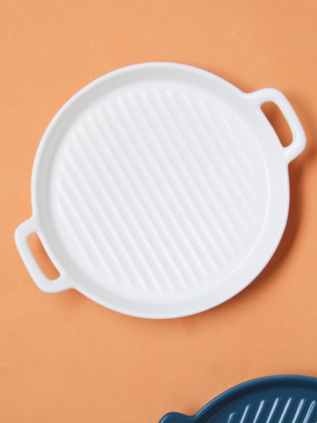 

Nestasia White Textured Round Oven Plate
