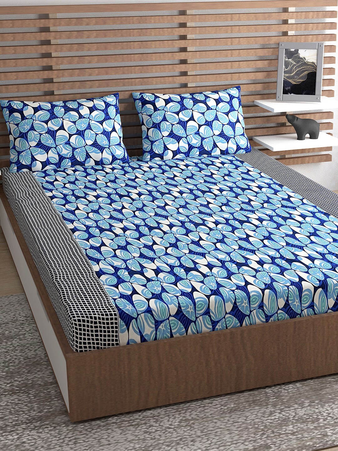 

Urban Magic Blue & White Floral 120 TC Microfiber Queen Bedsheet with 2 Pillow Covers