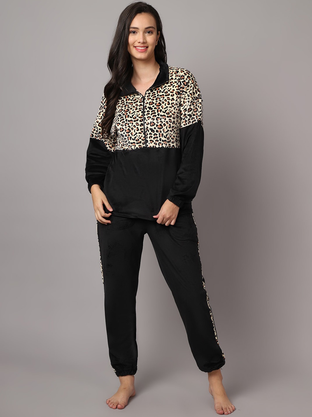 

Kanvin Women Printed Night suit, Black
