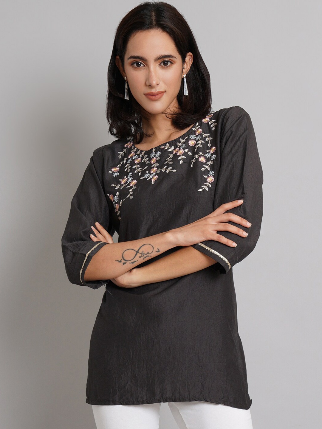 

Risirioutfit Grey Floral Embroidered Thread Work Kurti