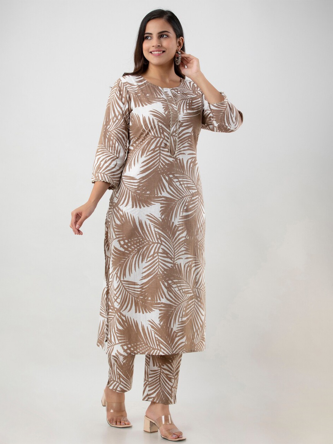 

Aawari Women Brown Floral Printed Kurta with Trousers