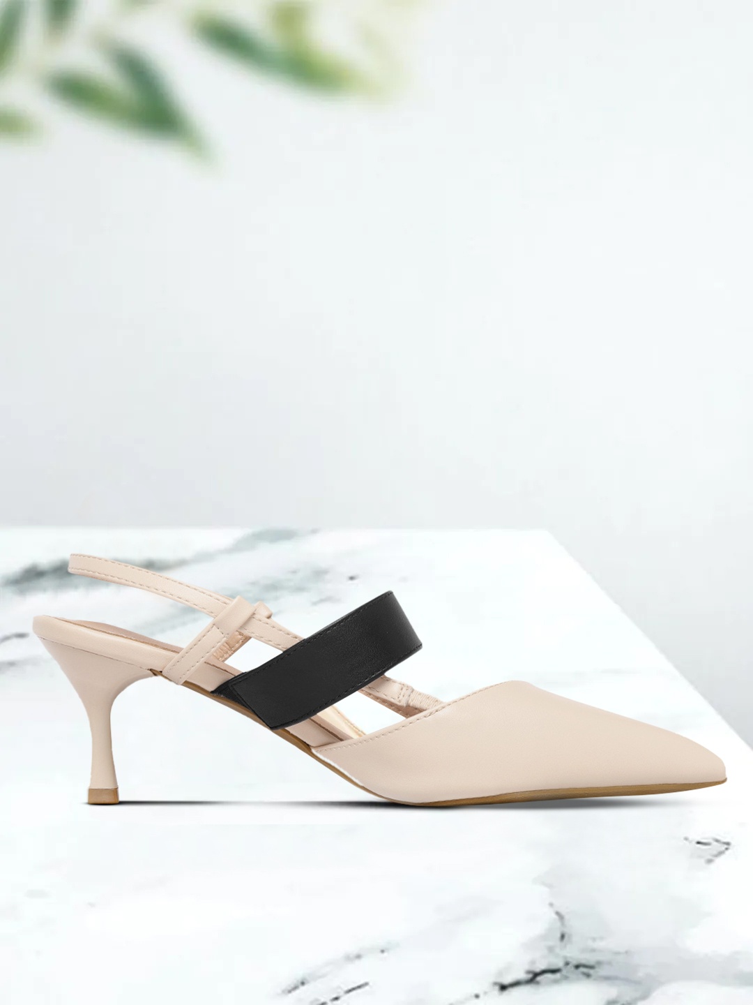 

Allen Solly Nude-Coloured & Black Solid Pointed Toe Pumps