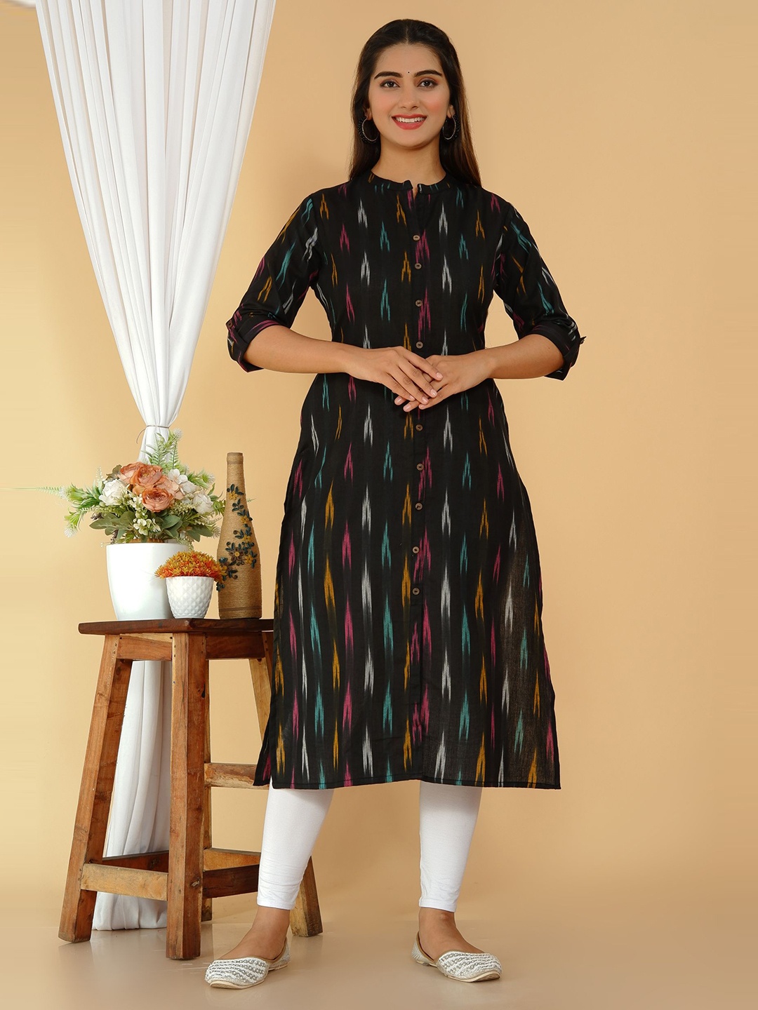 

Tetalee Women Black Geometric Printed Kurta