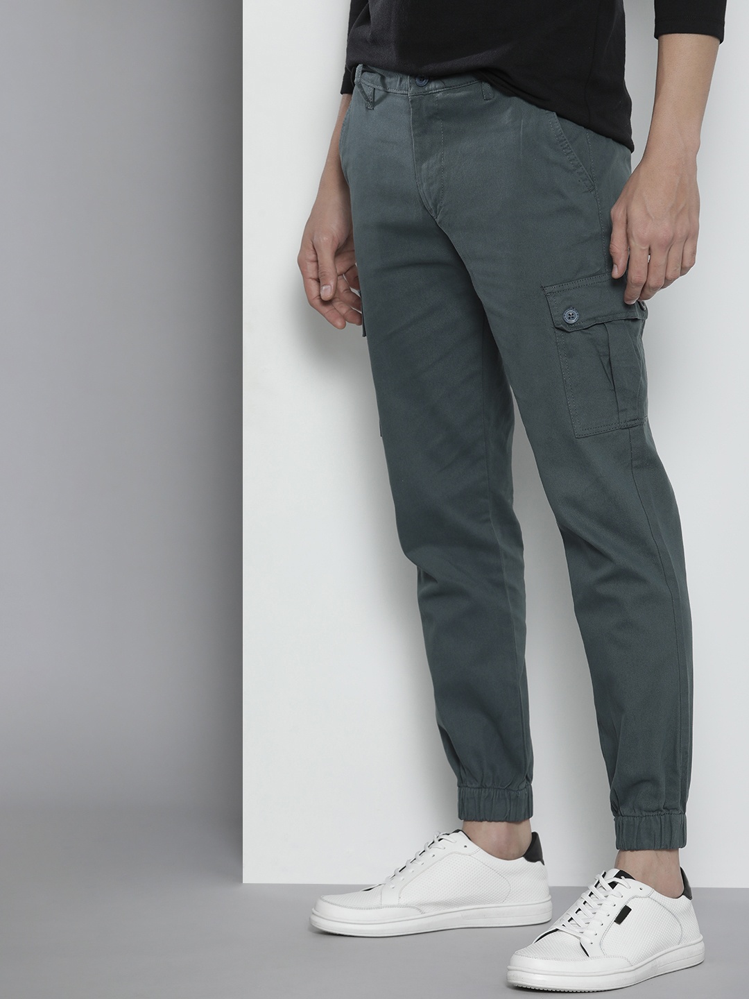 

The Indian Garage Co Men Grey Slim Fit Cargos Trousers