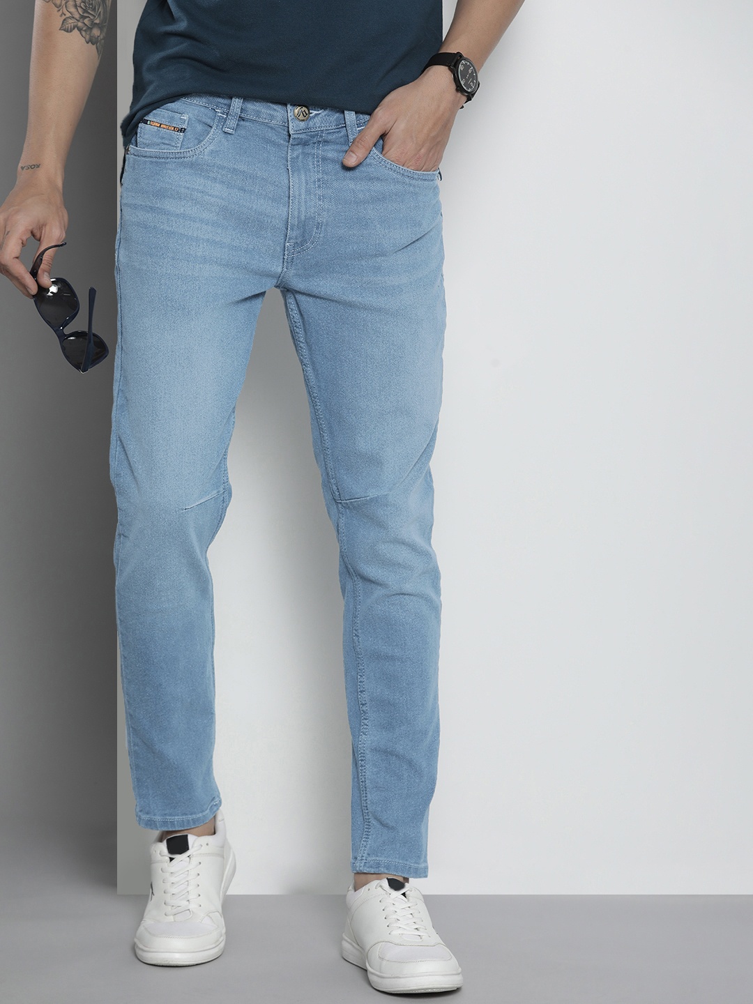 

The Indian Garage Co Men Blue Carrot Fit Light Fade Stretchable Jeans
