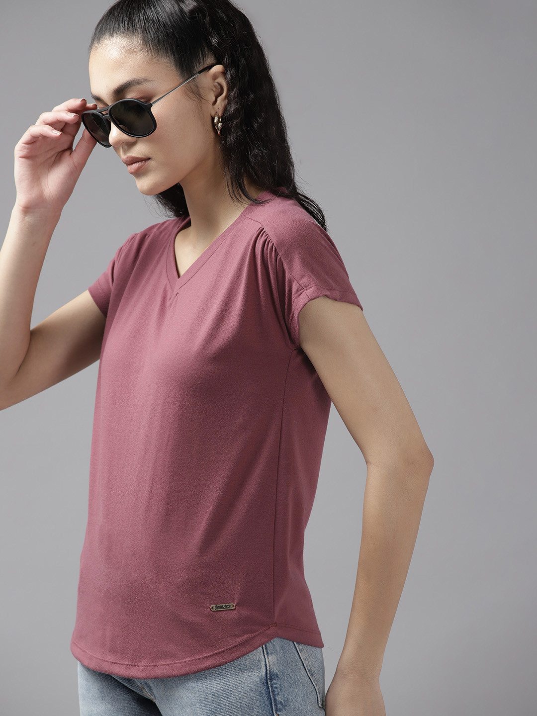 

Roadster Women Regular Fit V-Neck T-shirt, Mauve