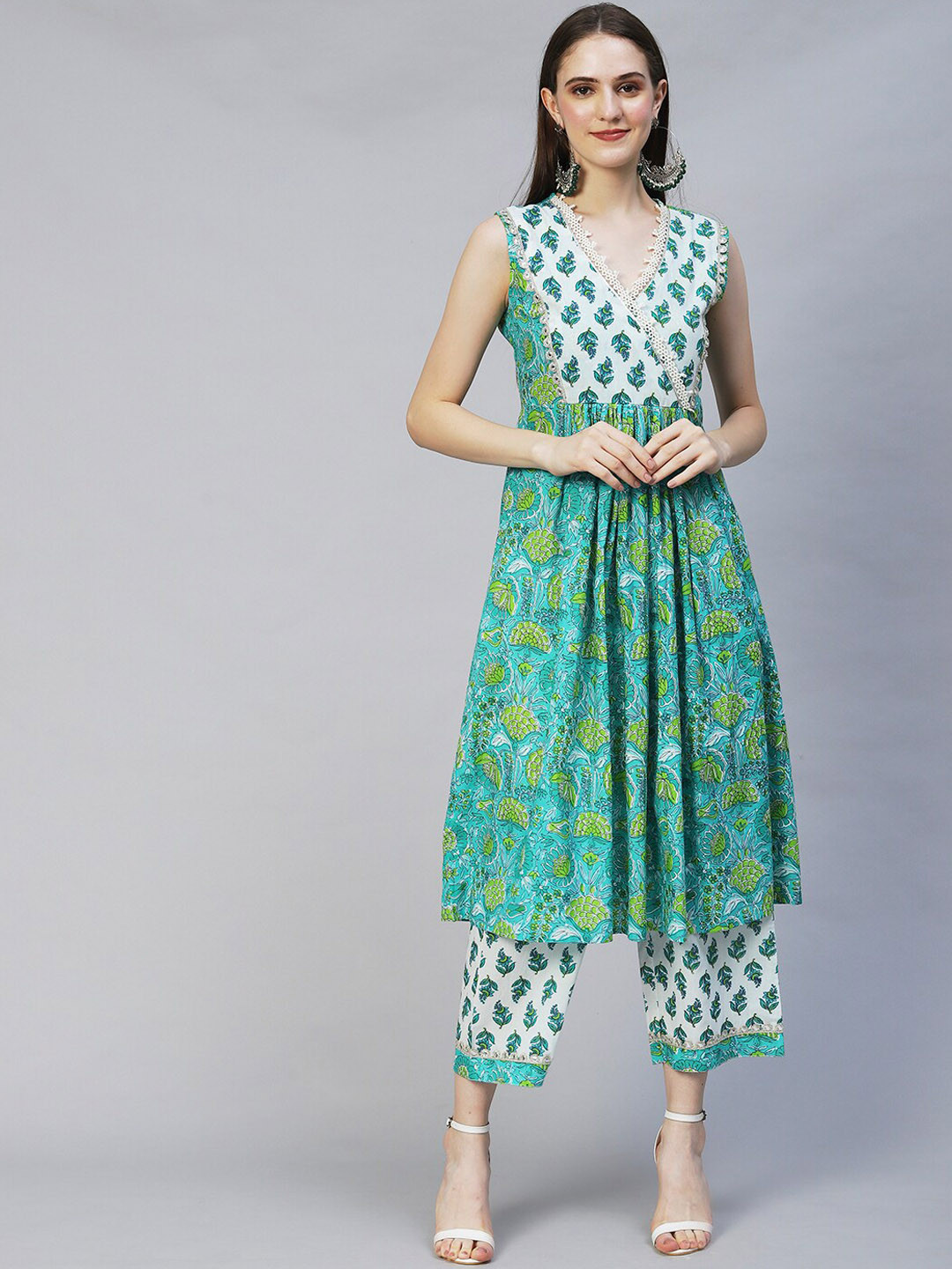 

FASHOR Women Green Floral Printed Angrakha Pure Cotton Kurta with Palazzos & With Dupatta