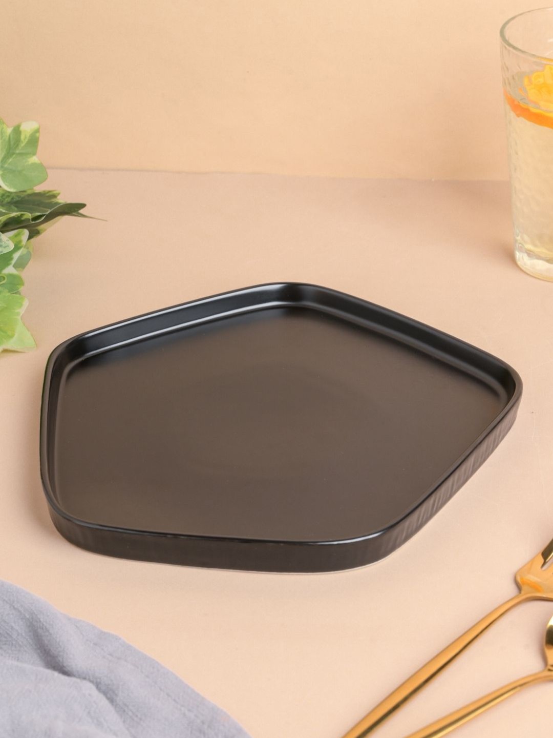

Nestasia Black Microwave safe Ceramic Matte Plate