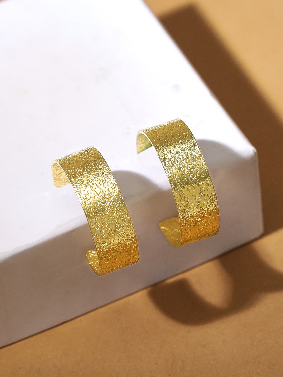 

Rubans Voguish Gold-Plated Contemporary Hoop Earrings