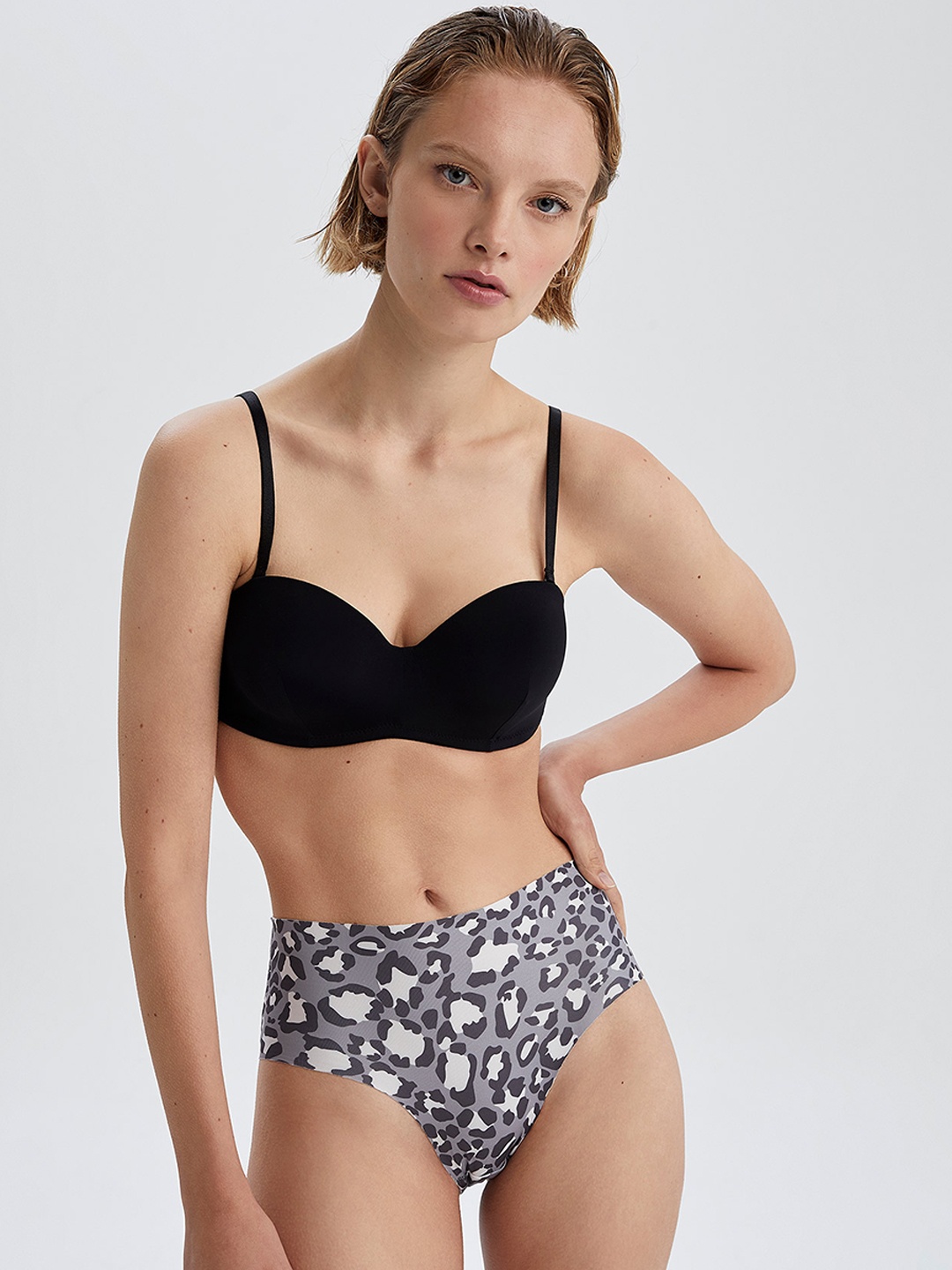 

DeFacto Women Black & Grey Solid lingerie Set