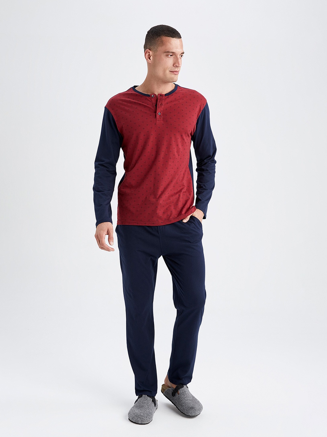 

DeFacto Men Navy Blue & Maroon Printed Pure Cotton T-shirt with Trouser