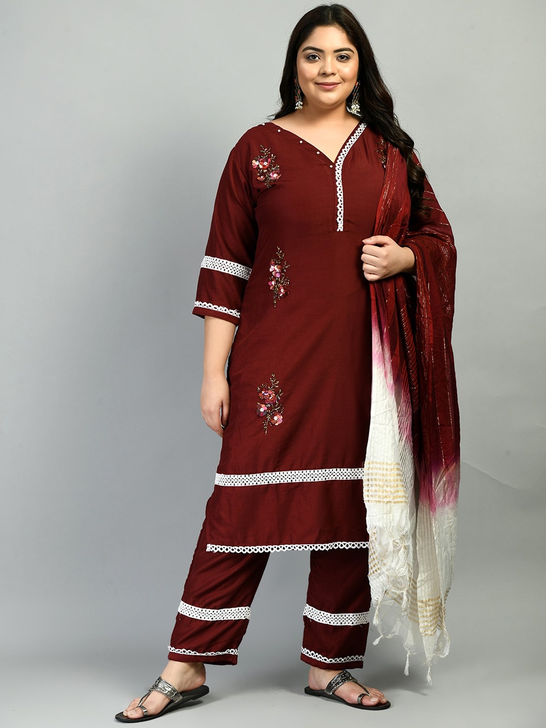 

PrettyPlus by Desinoor com Women Maroon Embroidered Beads and Stones Kurta Set