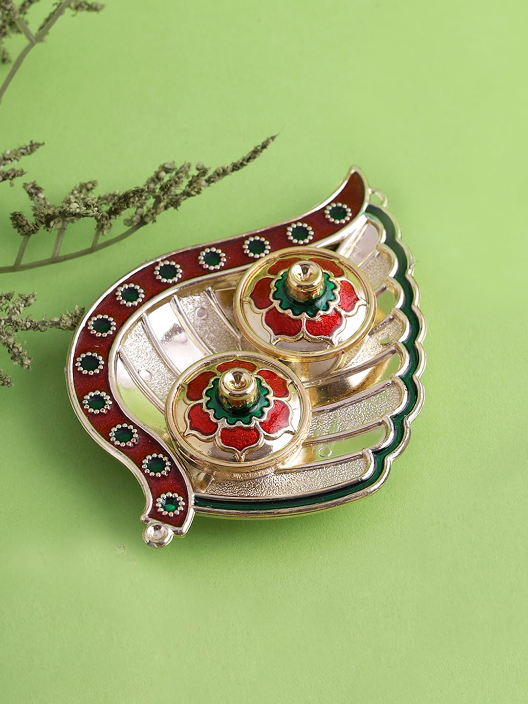 

Aapno Rajasthan Gold-Toned & Red Traditional Leaf Shaped Roli Chawal Thali