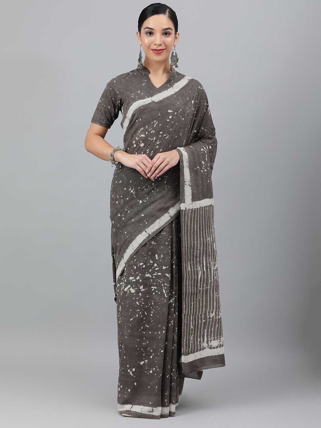 

Ragavi Grey & White Printed Pure Cotton Saree