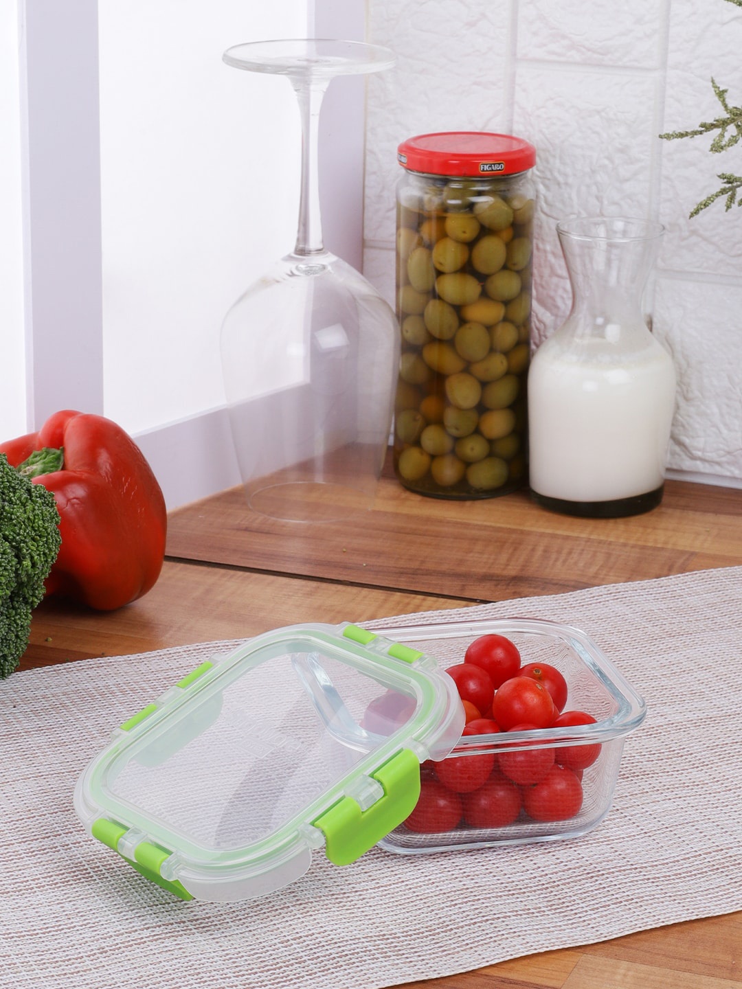 

Pyrex Transparant & Green Solid Food Storage Container