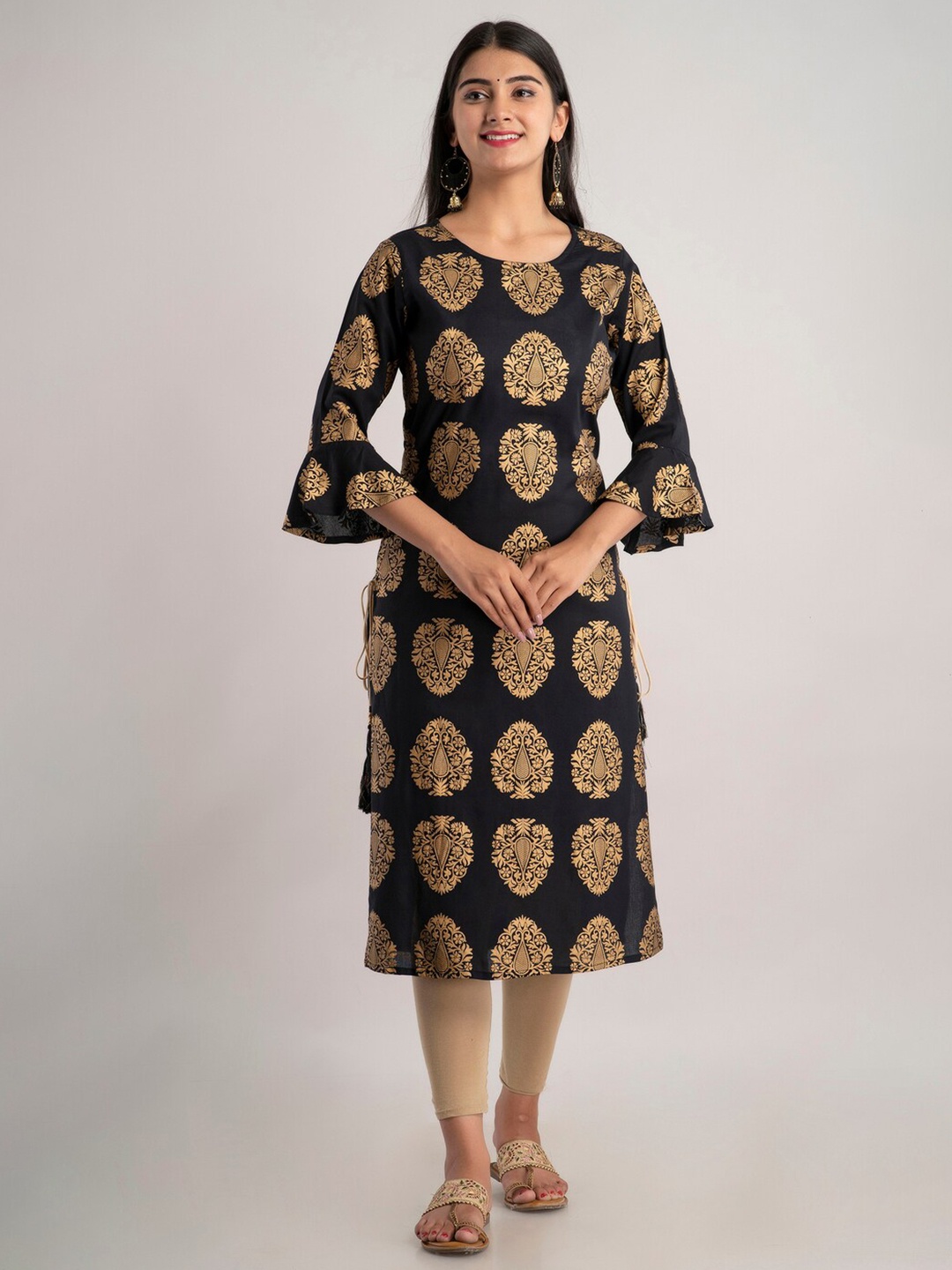

MAUKA Women Black & Gold-Toned Ethnic Motifs Printed Bell Sleeves Kurta