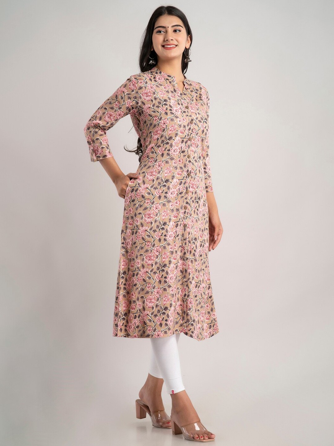 

MAUKA Women Beige & Pink Floral Printed Kurta