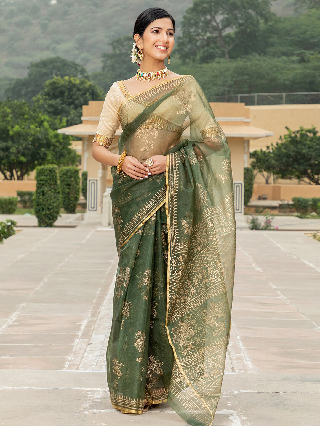 

Ambraee Olive Green & Gold-Toned Floral Zari Organza Ready to Wear Block Print Saree