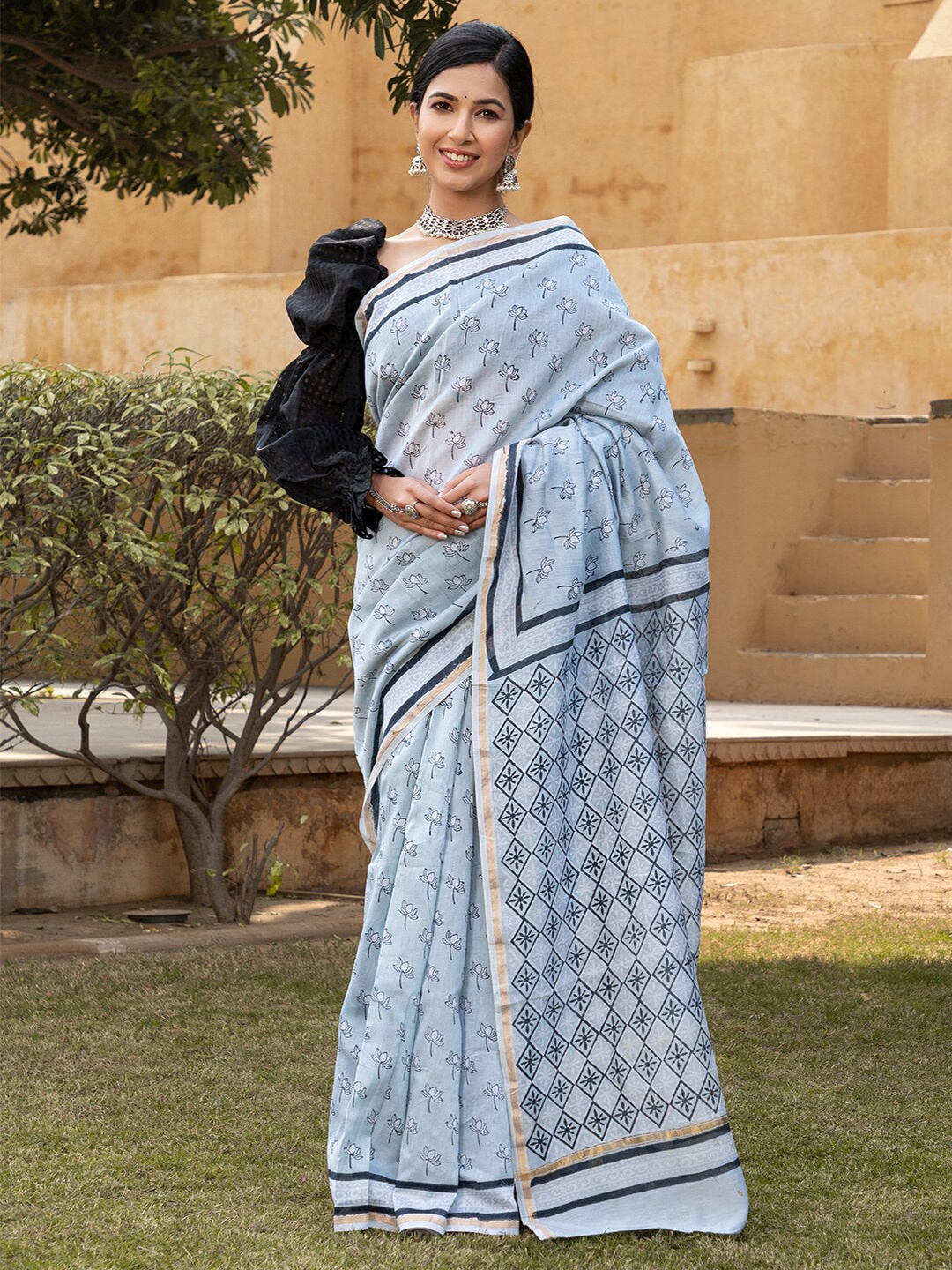 

Ambraee Grey & White Floral Ready to Wear Bagru Saree