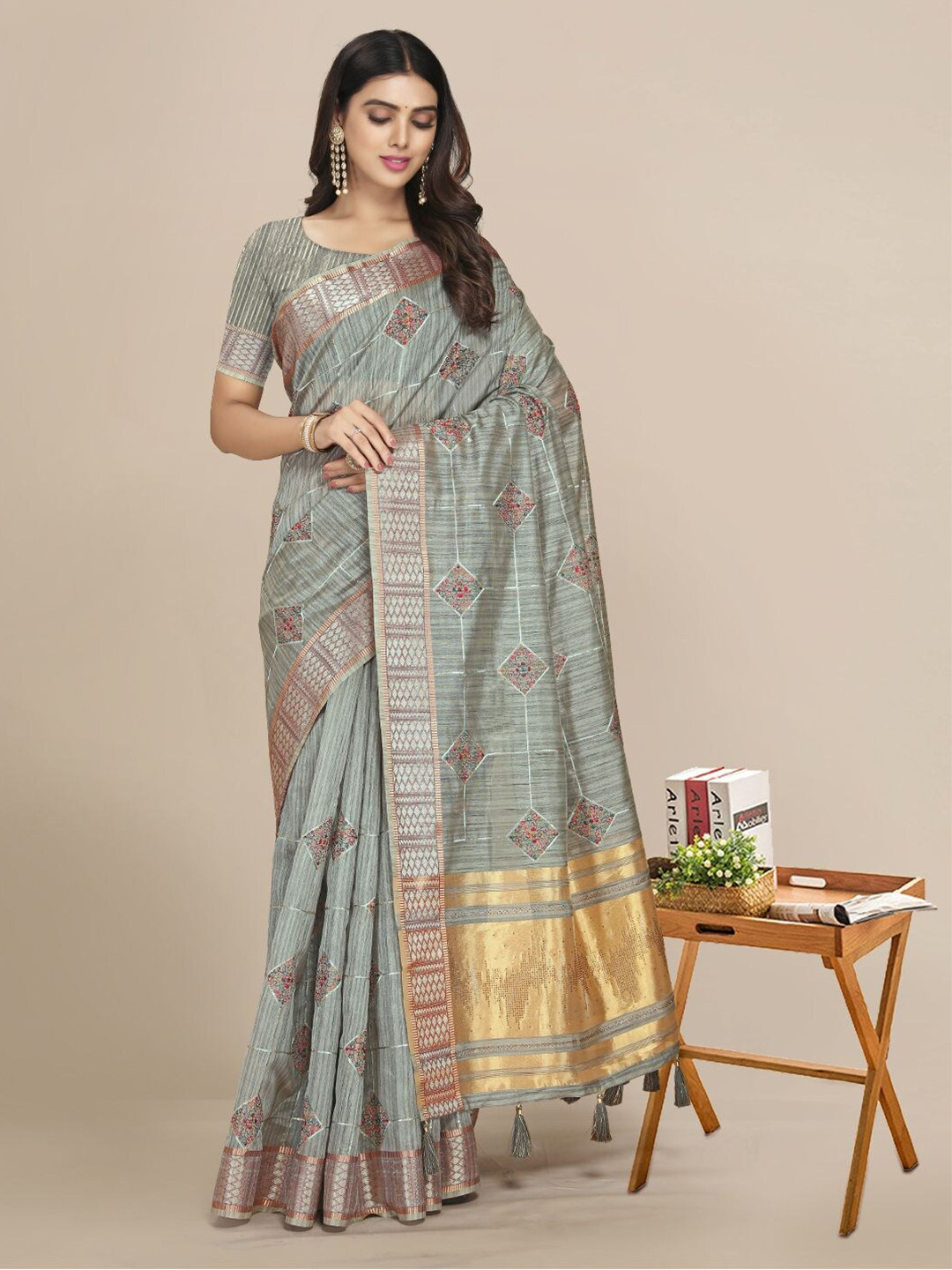 

Mitera Grey & Gold-Toned Floral Zari Silk Blend Saree
