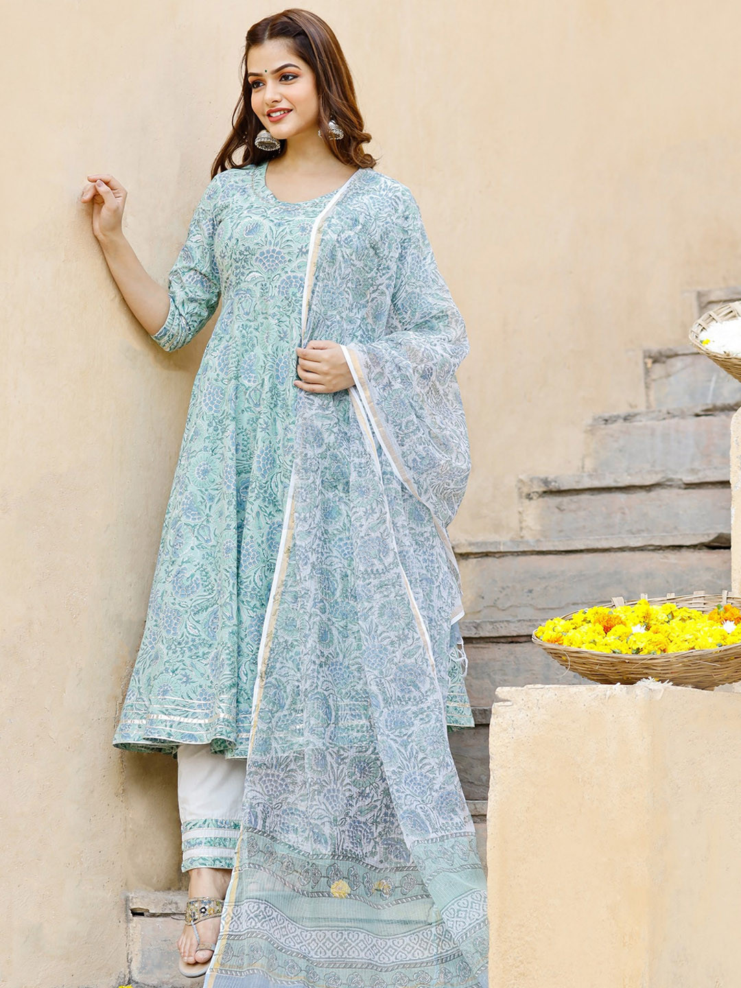 

PHEETA Women Blue Floral Printed Empire Pure Cotton Kurta with Trousers & With Dupatta