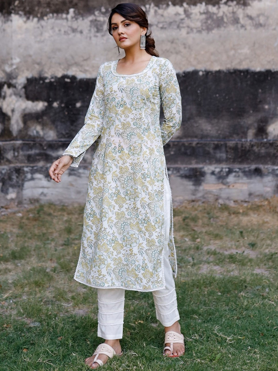 

PHEETA Women White Floral Printed Pure Cotton Kurta with Trousers