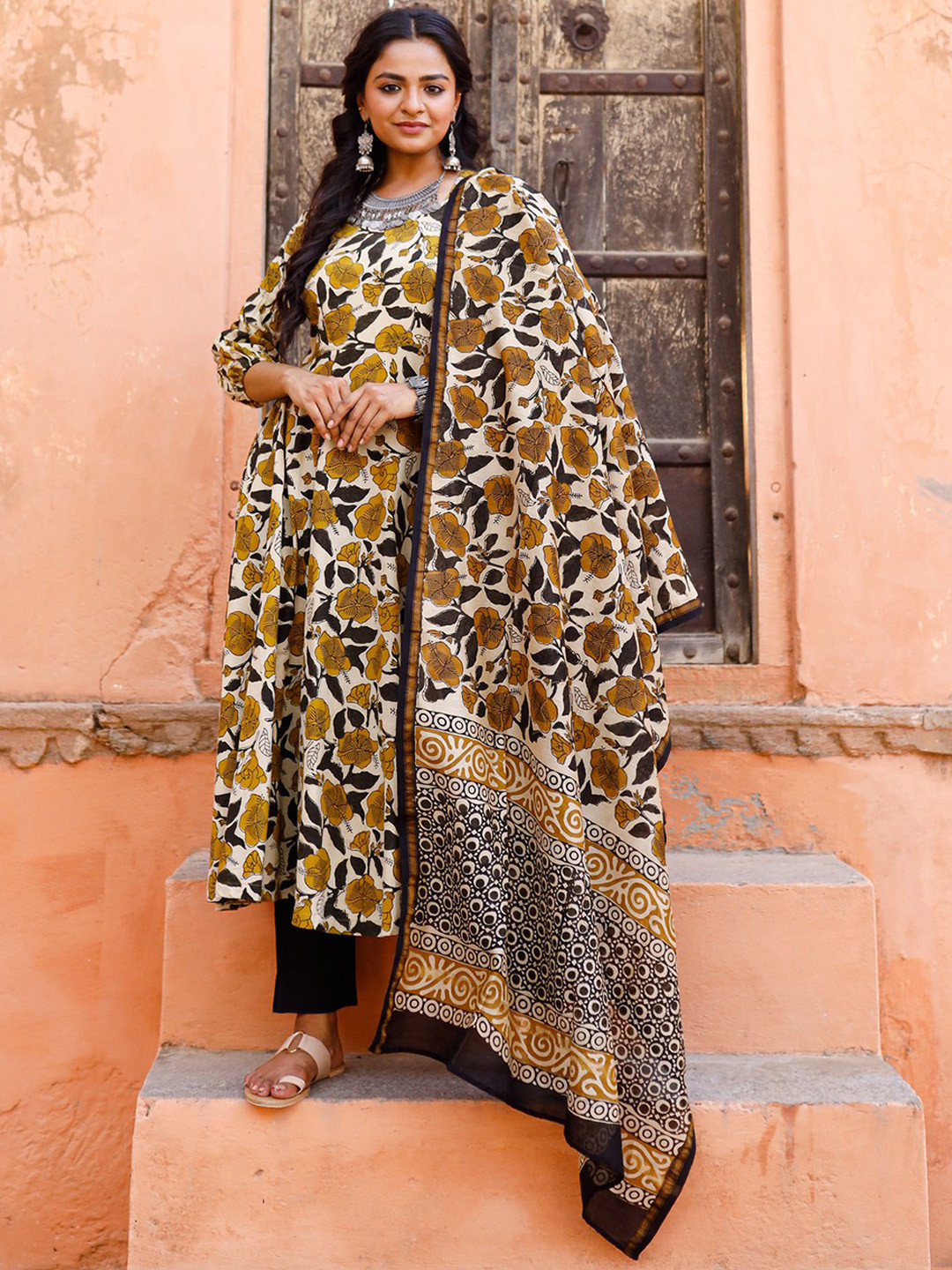 

PHEETA Women Black Floral Printed Pure Cotton Kurta with Trousers & With Dupatta