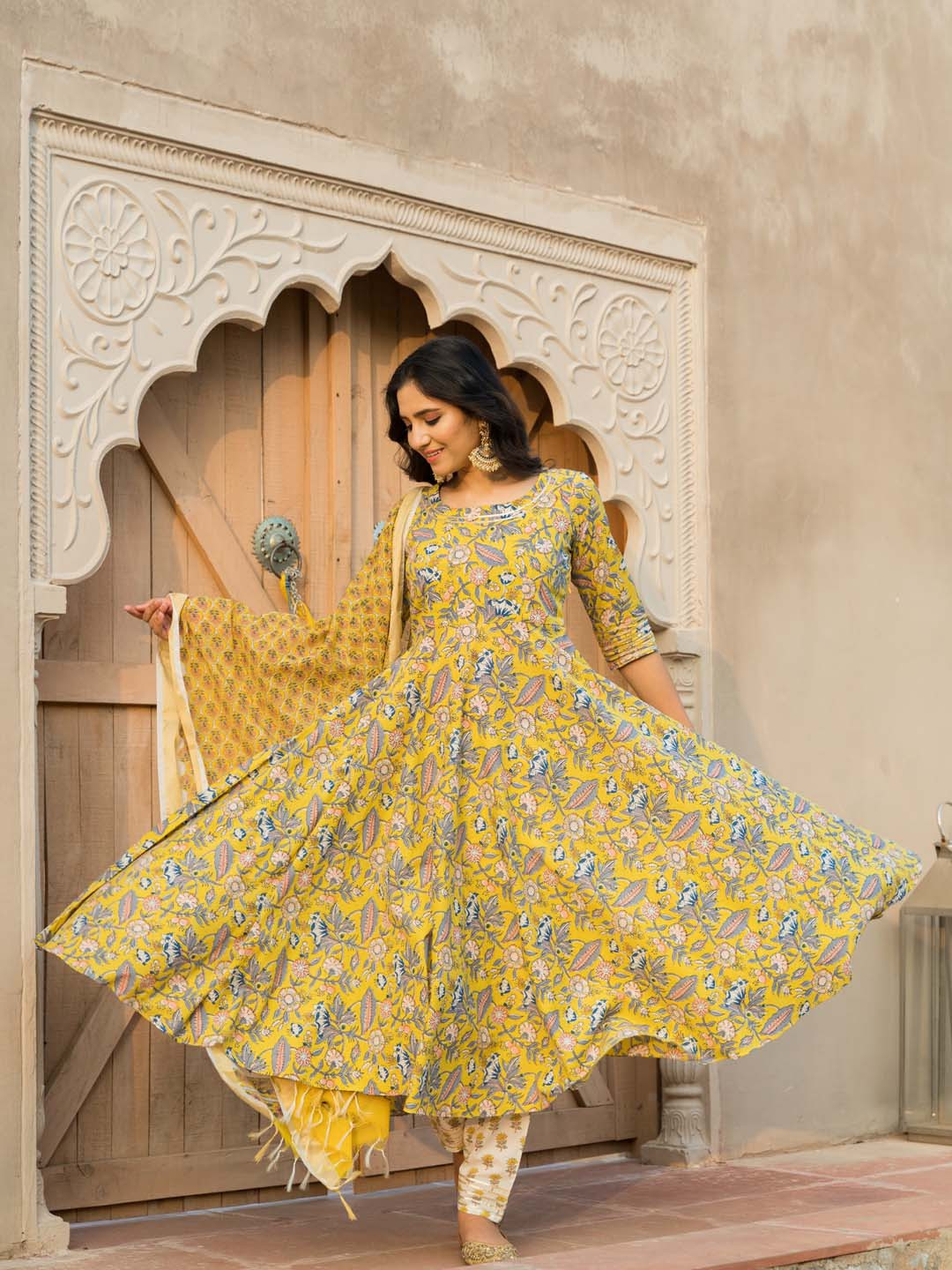 

PHEETA Women Yellow Floral Printed Pure Cotton Kurta with Trousers With Dupatta
