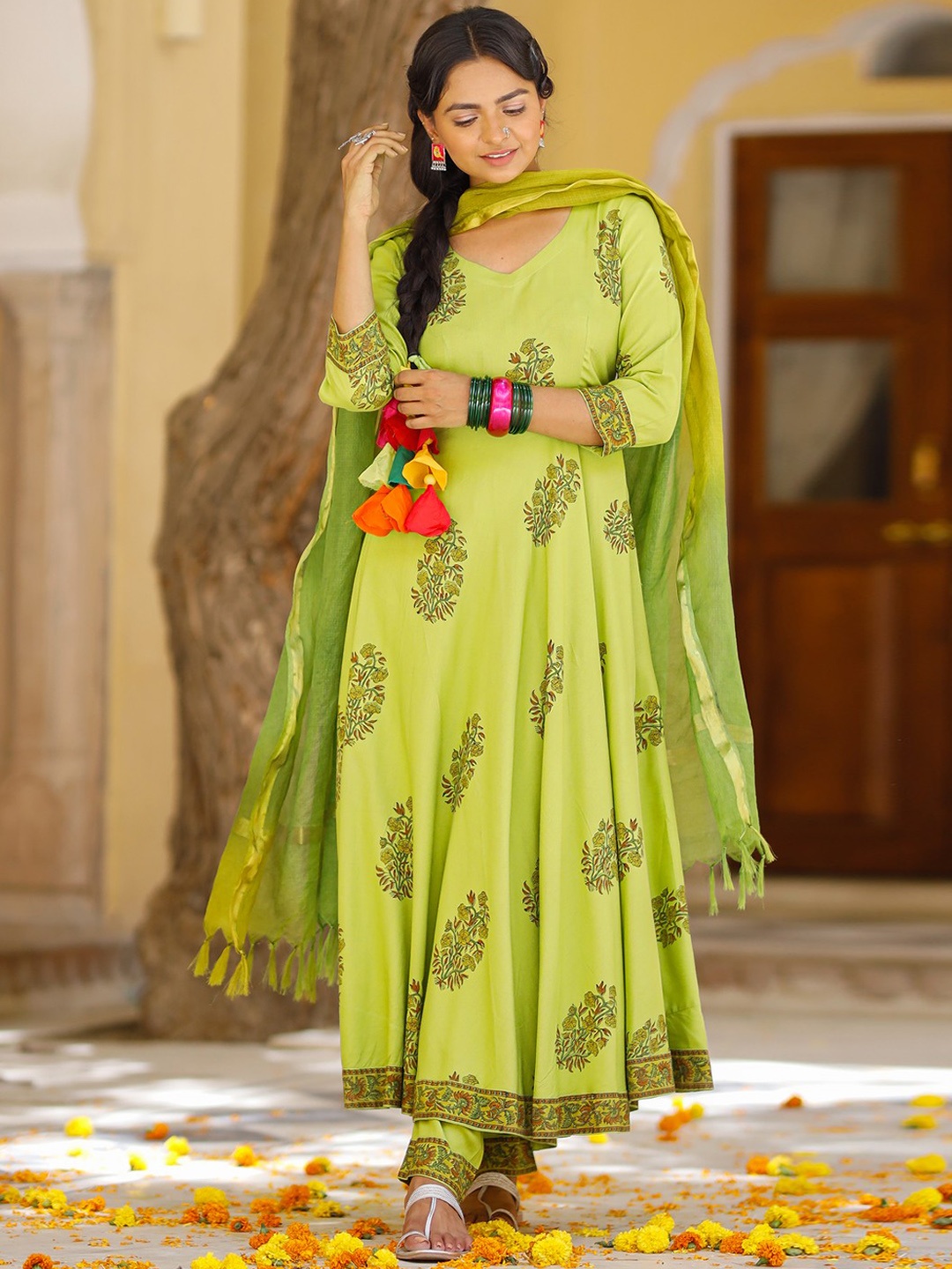 

PHEETA Women Green Floral Printed Kurta with Trousers & With Dupatta