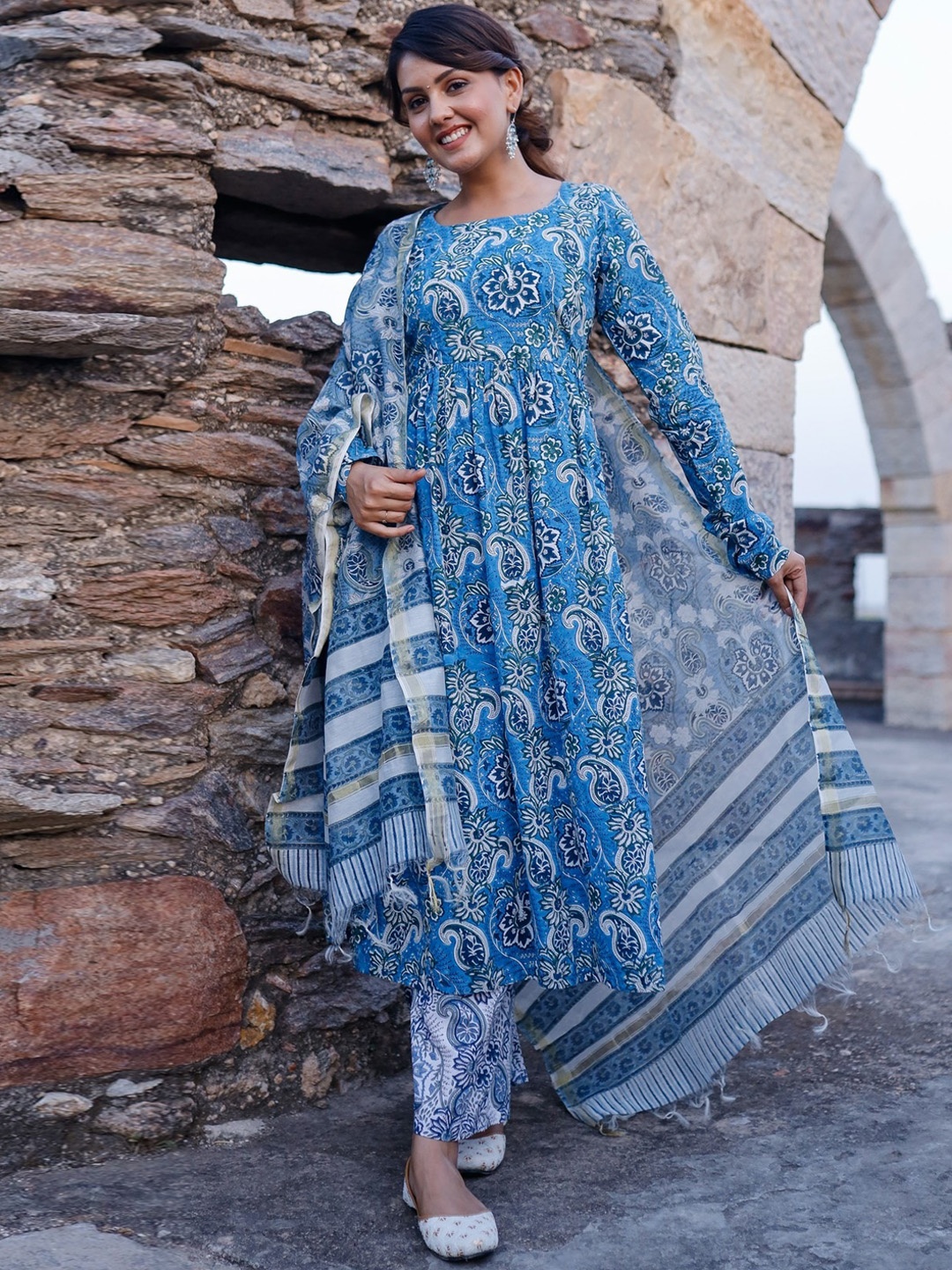 

PHEETA Women Blue Floral Printed Pure Cotton Kurta with Trousers & With Dupatta