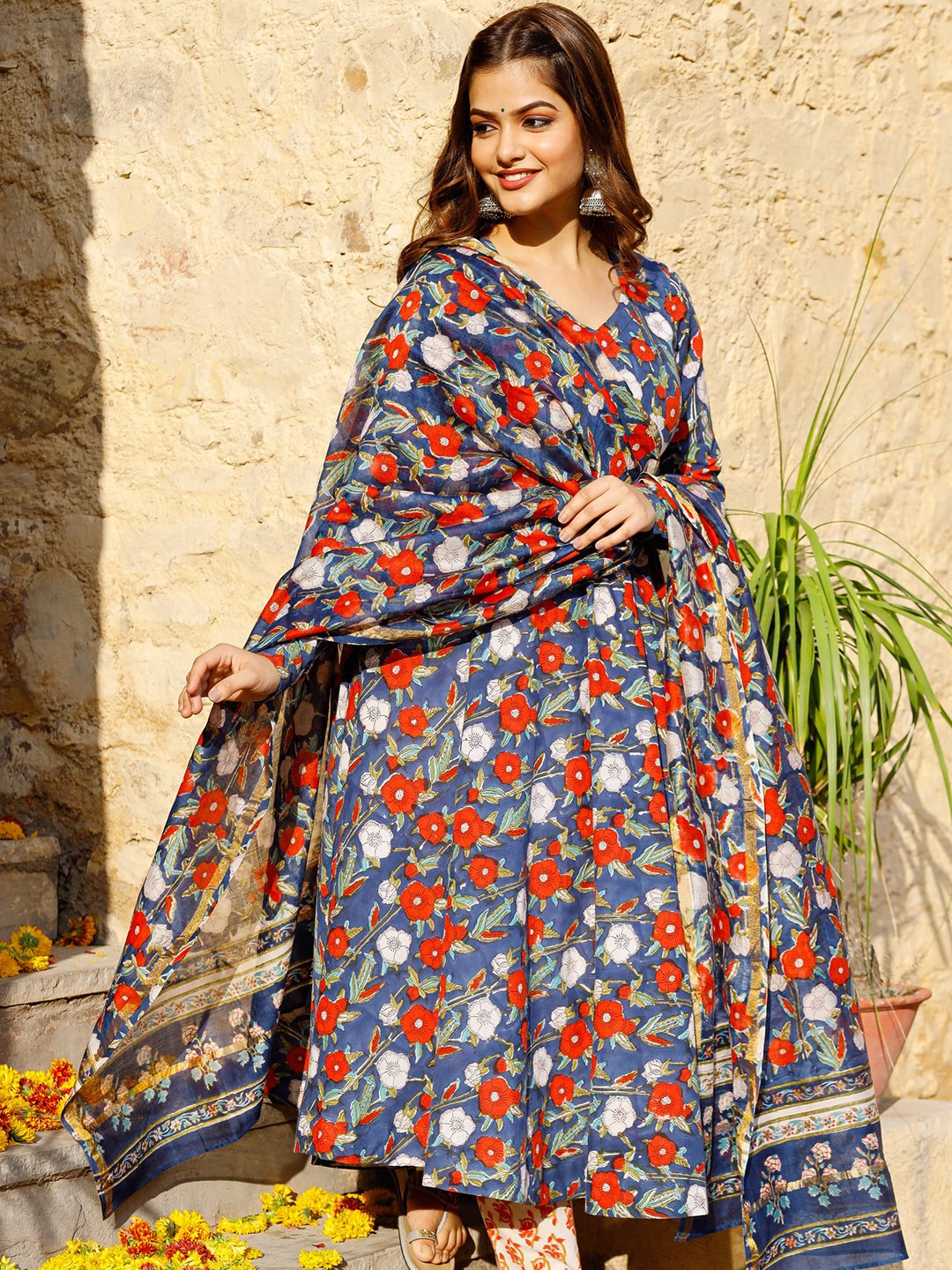 

PHEETA Women Blue Floral Printed Pure Cotton Kurta with Trousers & With Dupatta