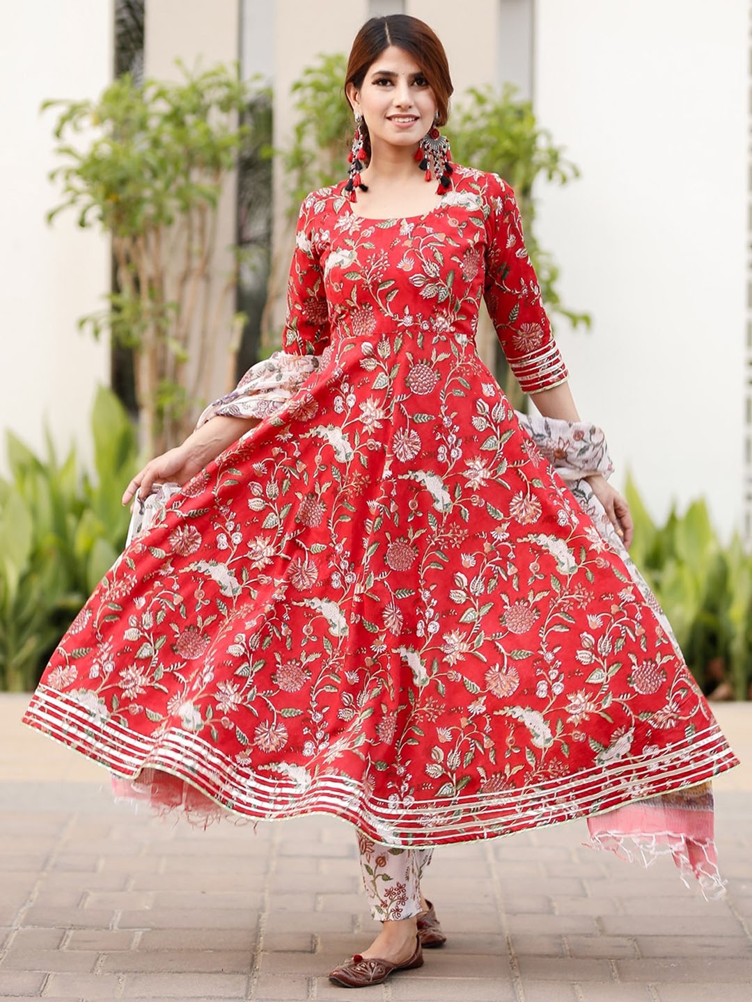 

PHEETA Women Red Floral Printed Empire Pure Cotton Kurta with Trousers & With Dupatta