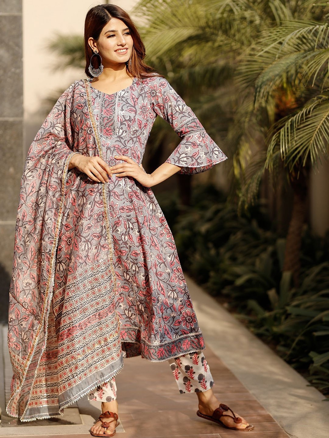 

PHEETA Women Grey Floral Printed Gotta Patti Pure Cotton Kurta with Trousers & With Dupatta