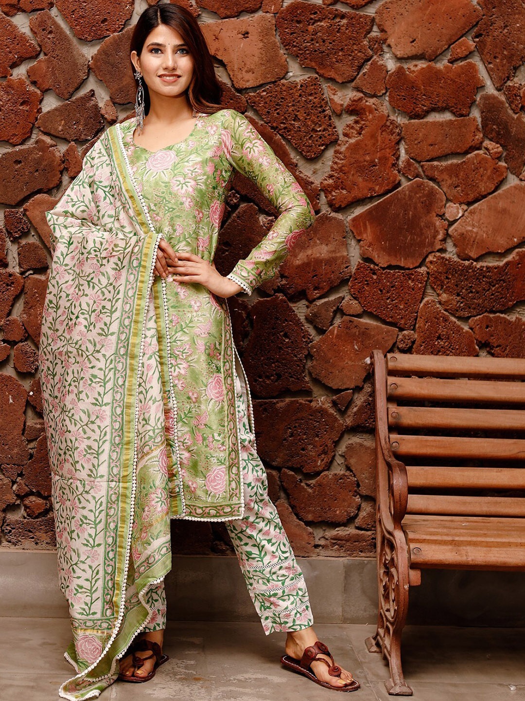 

PHEETA Women Green Floral Printed Pure Cotton Kurta with Trousers & With Dupatta