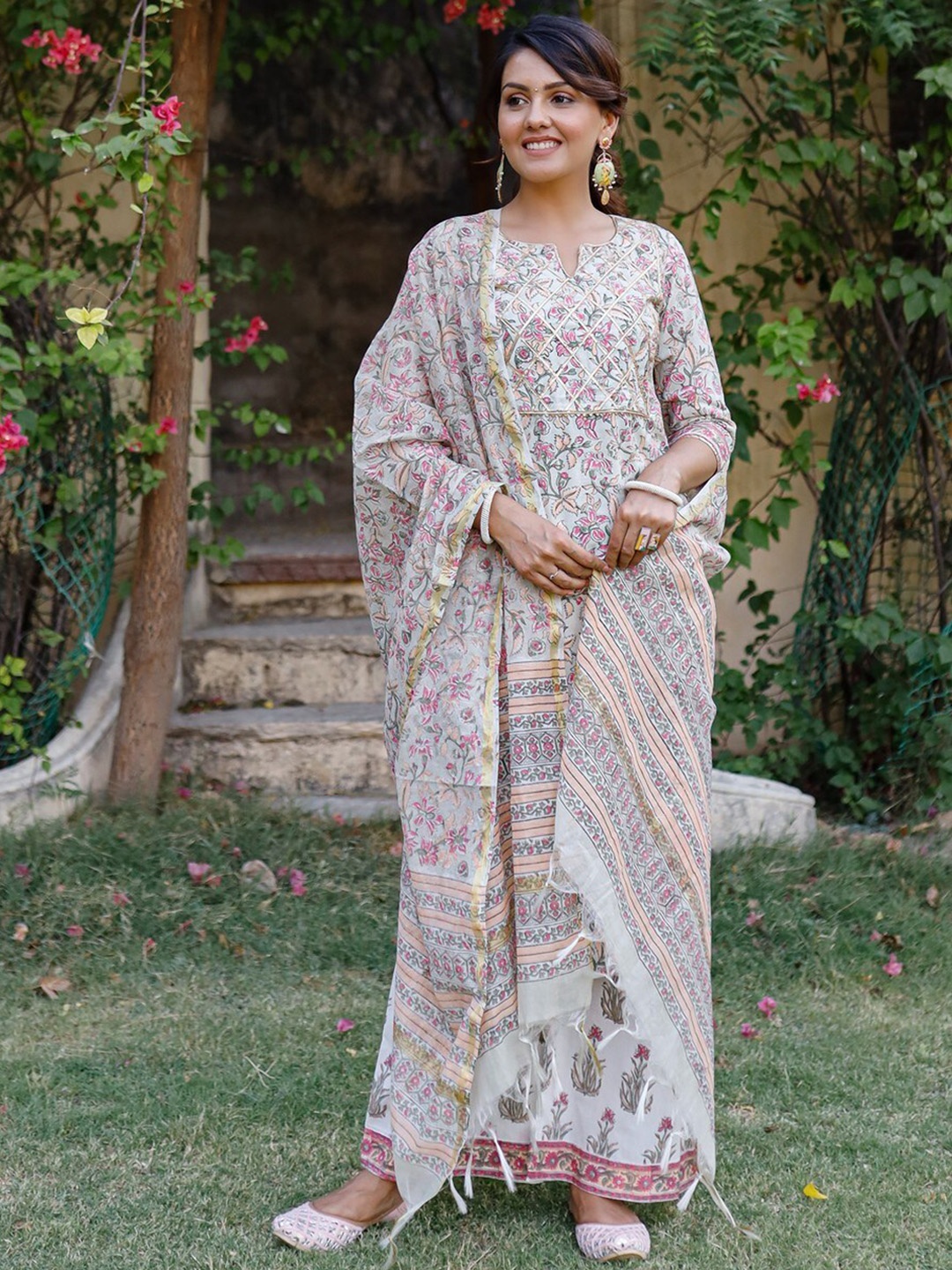 

PHEETA Women Grey Floral Printed Pure Cotton Kurta with Palazzos & With Dupatta