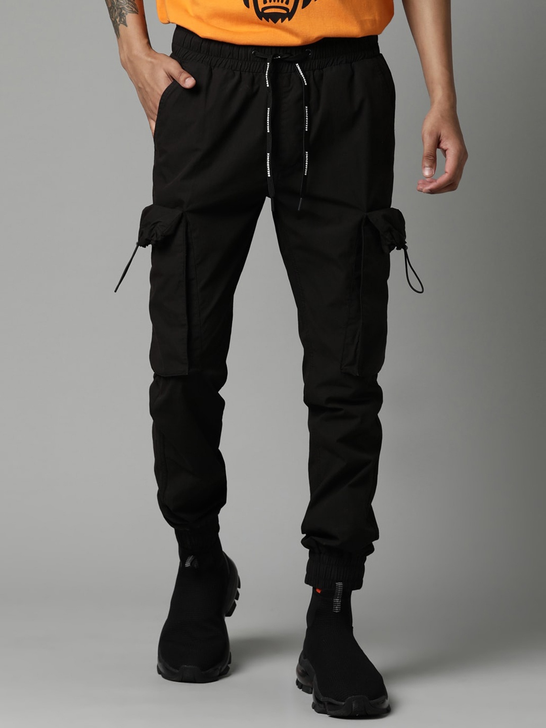 

Breakbounce Men Black Solid Cotton Slim Fit Cargo Joggers