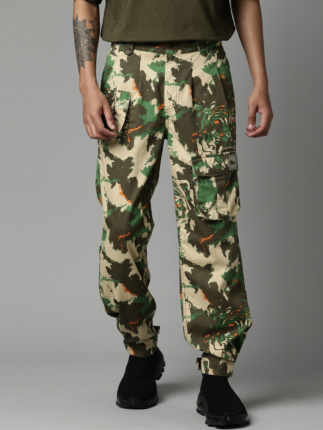 

Breakbounce Men Olive Green Camouflage Printed Cotton Relaxed Loose Fit Cargos Trousers