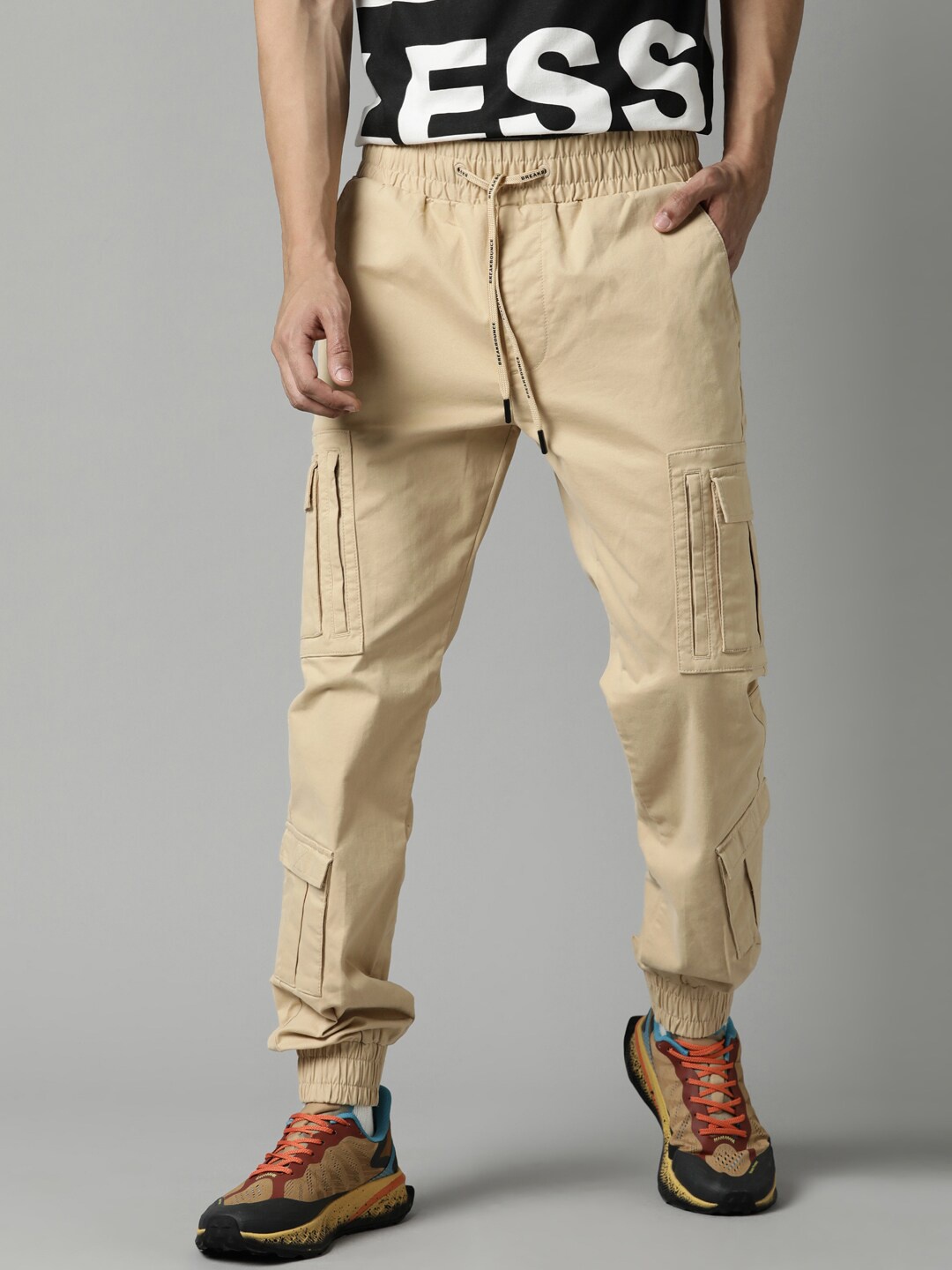 

Breakbounce Men Beige Solid Slim Fit Cotton Cargos Trousers