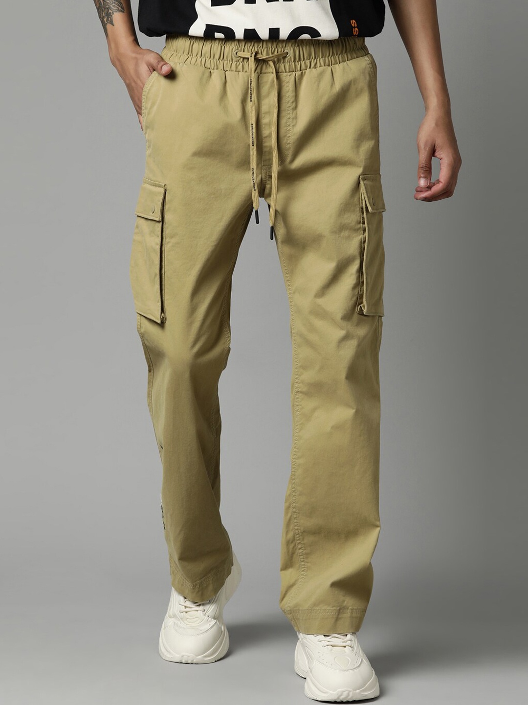 

Breakbounce Men Khaki Solid Relaxed Straight Leg Straight Fit Cargos Trousers