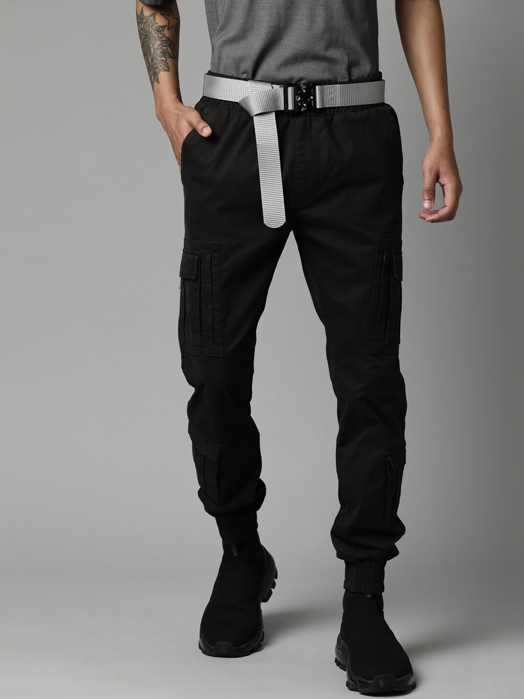 

Breakbounce Men Black Solid Slim Fit Cotton Cargos Trousers