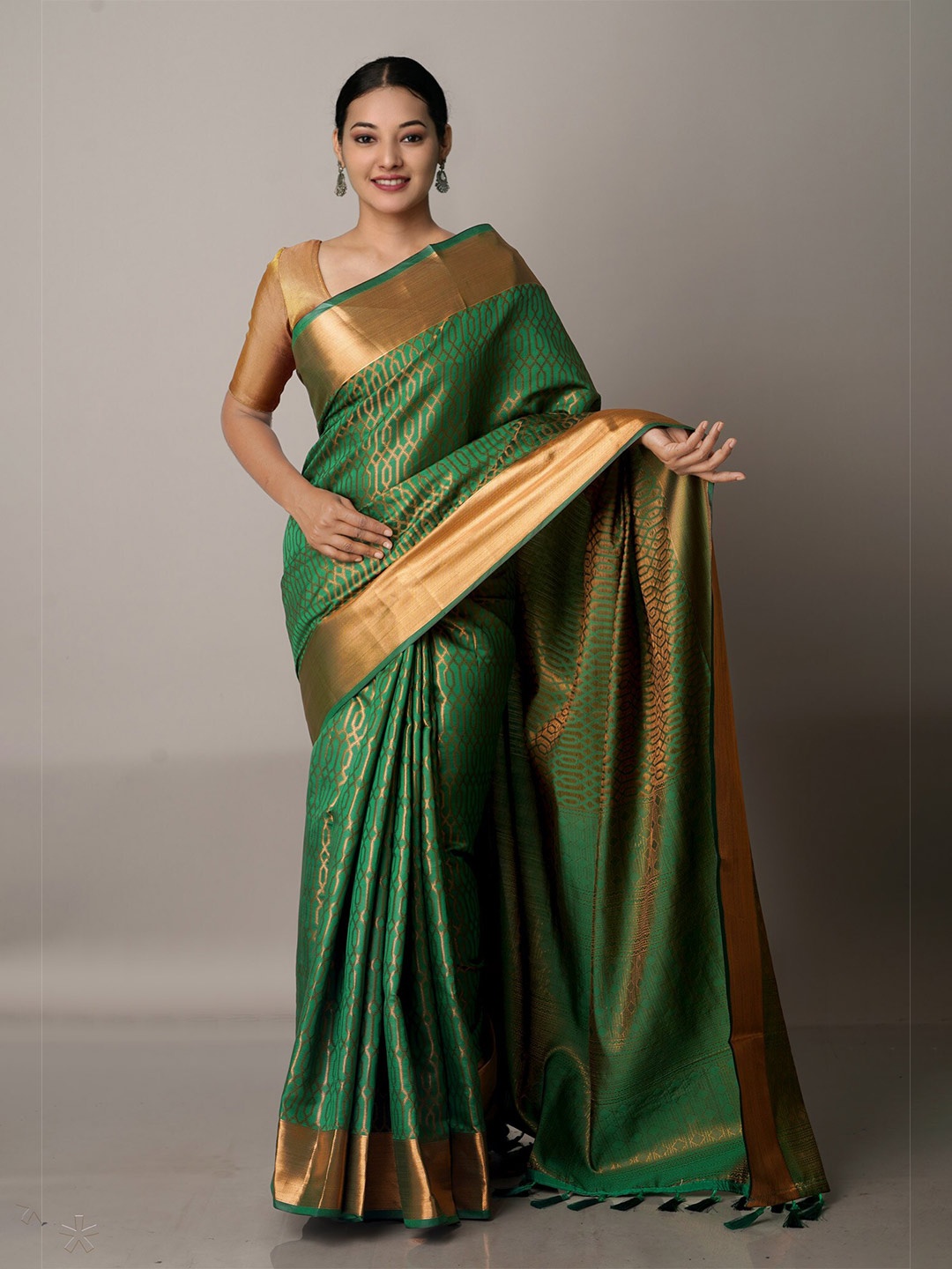 

Unnati Silks Green & Gold-Toned Ethnic Motifs Zari Silk Blend Banarasi Saree