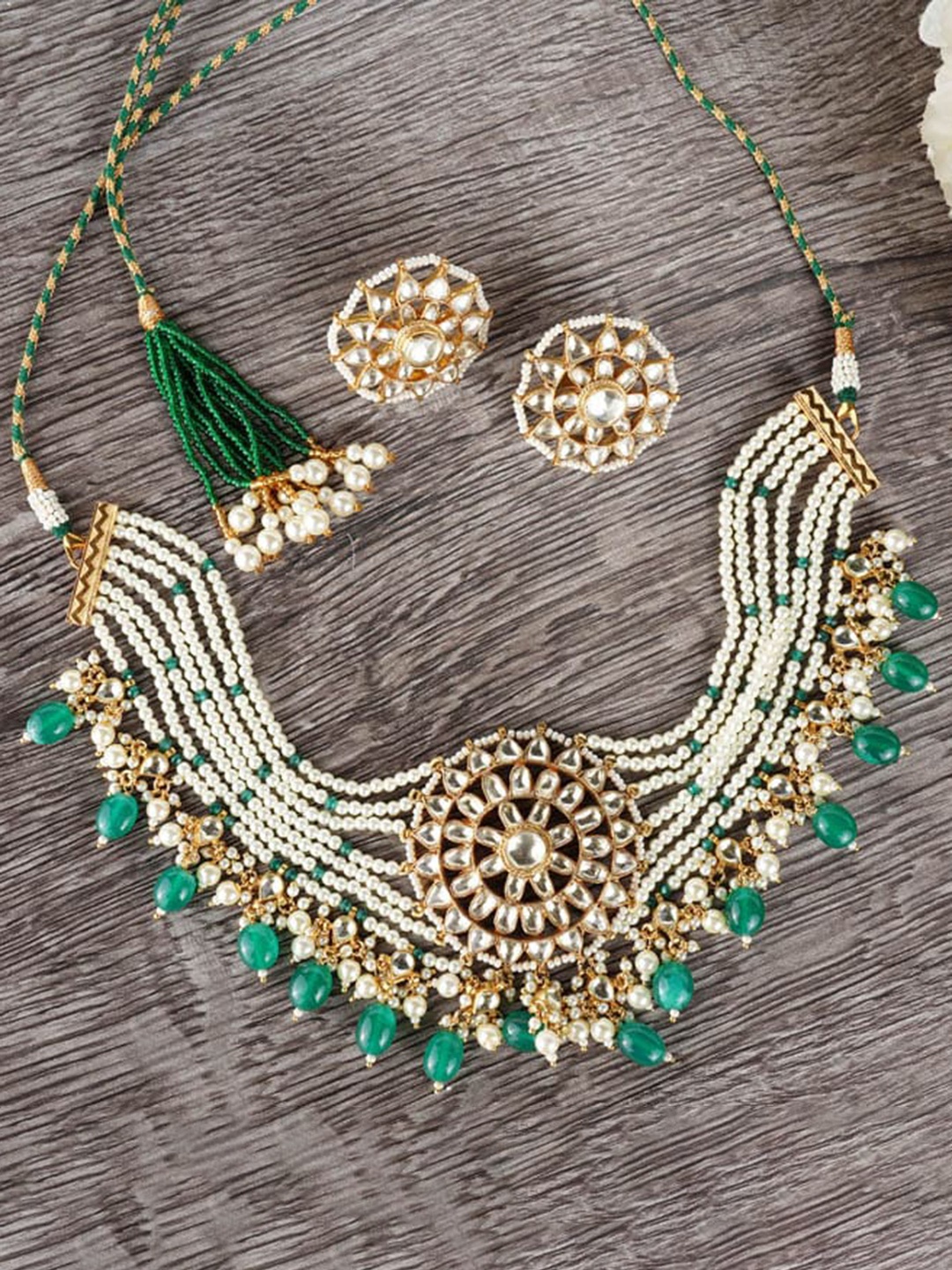

AURAA TRENDS Gold-Plated Green Kundan-Studded Jewellery Set